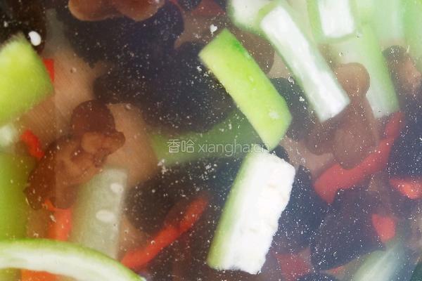 黄瓜拌木耳的做法图解6