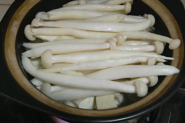 海鲜菇豆腐汤的做法图解4
