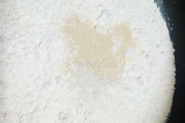柳叶豆沙包的做法图解1