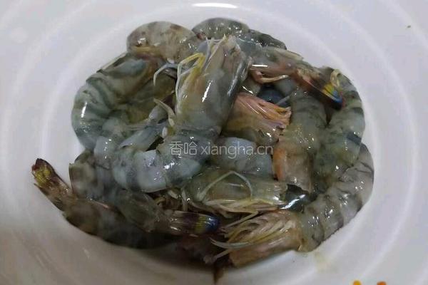 葱爆虾的做法图解1