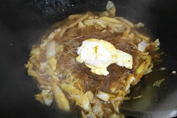 包菜炒粉丝的做法图解5