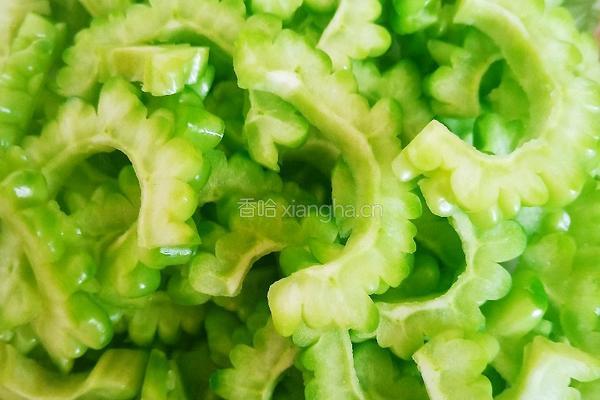 苦瓜炒肉的做法图解1