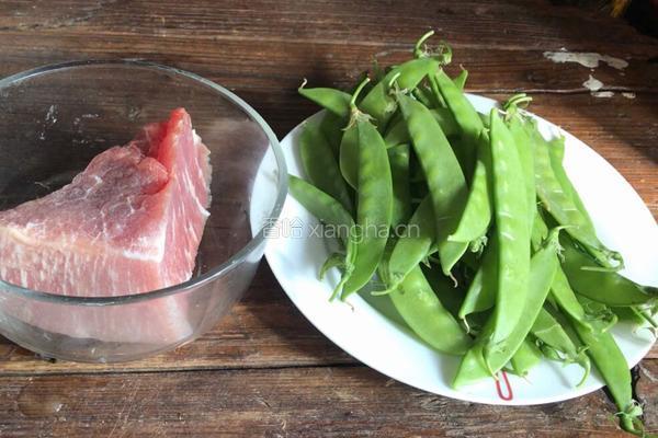 荷兰豆炒瘦肉的做法图解1