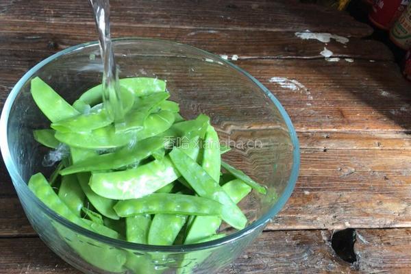 荷兰豆炒瘦肉的做法图解2