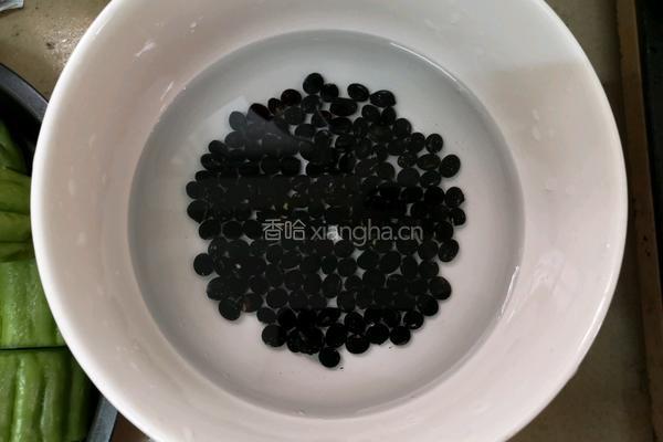 黑豆苦瓜排骨汤的做法图解2
