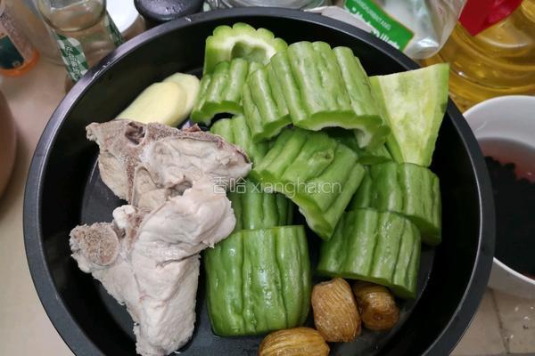 黑豆苦瓜排骨汤的做法图解4