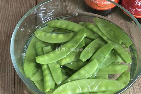 五花肉炒荷兰豆的做法图解3