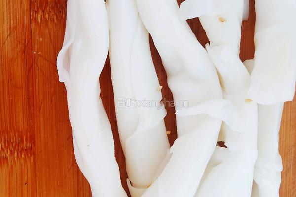 酸菜猪肠粉的做法图解1
