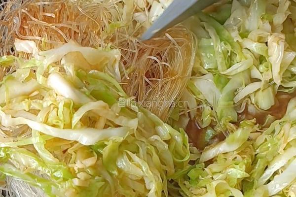 洋白菜炒粉丝的做法图解7