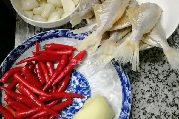 香辣咸鱼的做法图解1