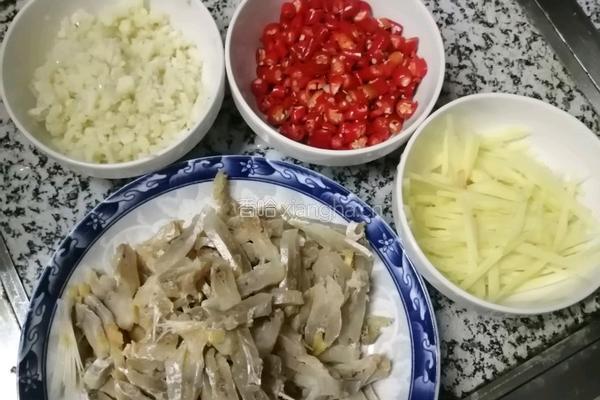 香辣咸鱼的做法图解2