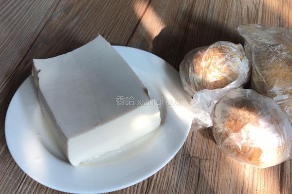 皮蛋豆腐的做法图解1