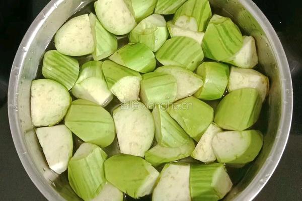 番茄烧茄子的做法图解1