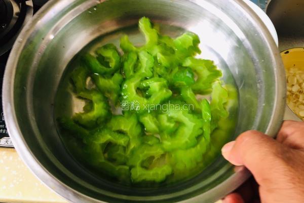 海米拌苦瓜的做法图解5