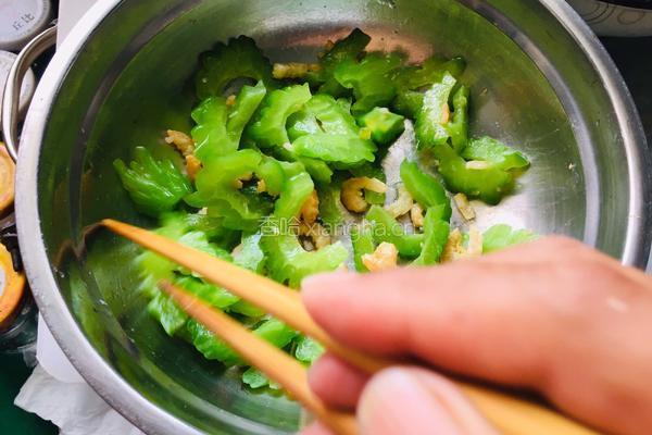 海米拌苦瓜的做法图解8