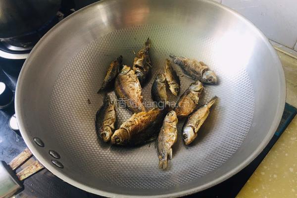 鲫鱼冬瓜豆腐汤的做法图解1