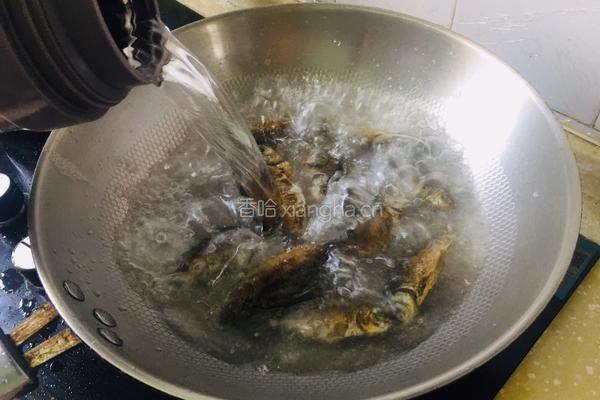 鲫鱼冬瓜豆腐汤的做法图解2