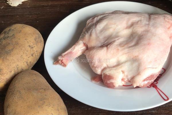土豆烧鸭腿肉的做法图解1