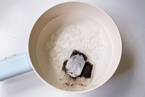 荔枝柠檬茶饮的做法图解2