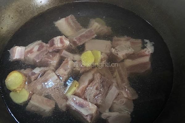 胡萝卜土豆炖排骨的做法图解2