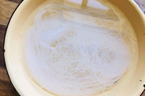 蚝油蒜蓉辣酱蒸扇贝的做法图解1