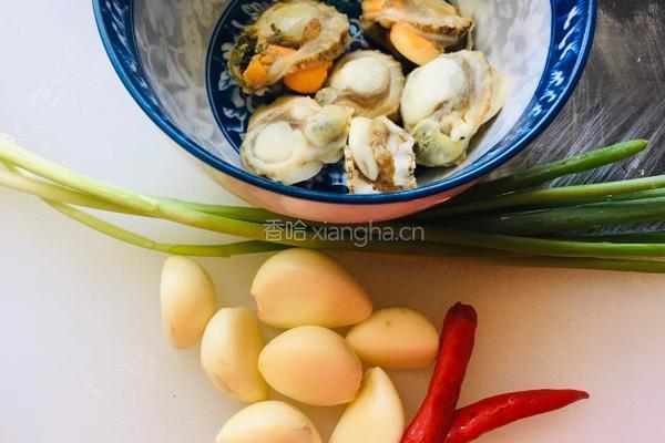 蚝油蒜蓉辣酱蒸扇贝的做法图解2
