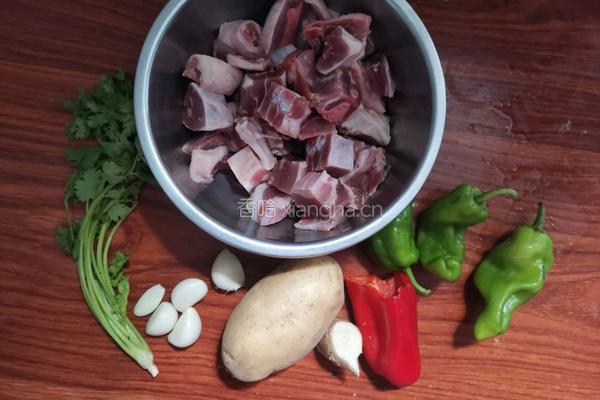 土豆炖鸭腿的做法图解1