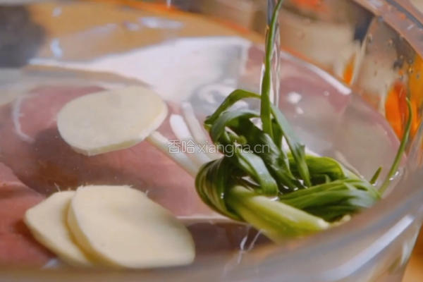 自制翡翠牛肉粒的做法图解1