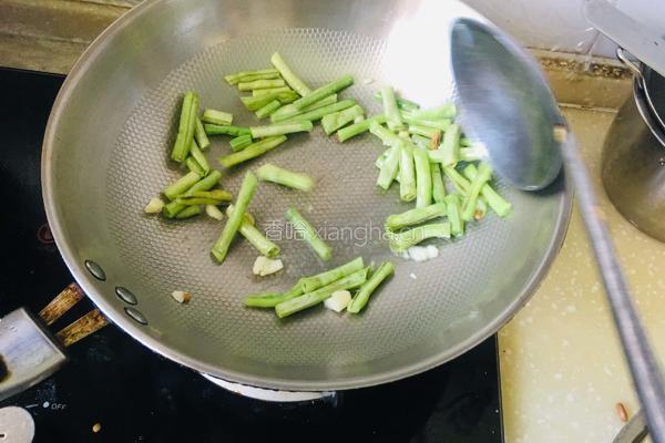 家常茄子炒豆角的做法图解1