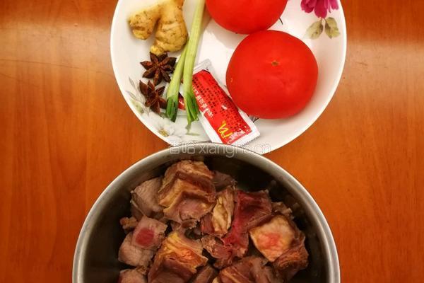番茄炖牛腩的做法图解1