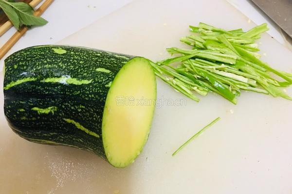 醋溜南瓜丝的做法图解1