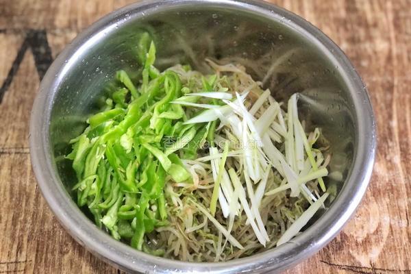 凉拌绿豆芽的做法图解4