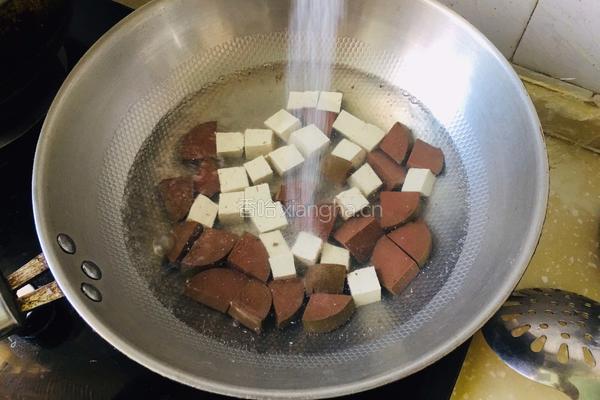 砂锅鸭血炖豆腐的做法图解1