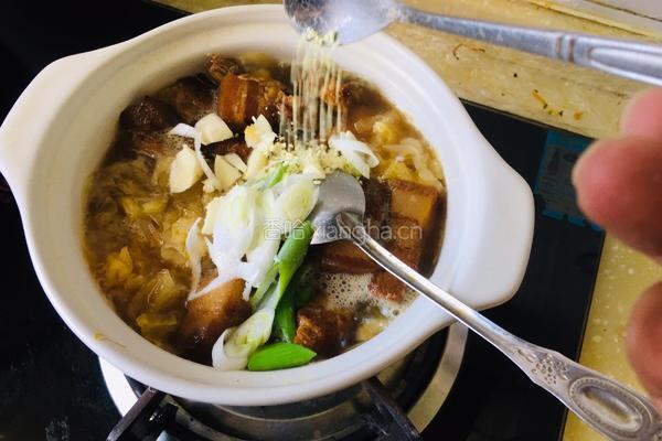 砂锅红烧肉炖酸菜的做法图解5