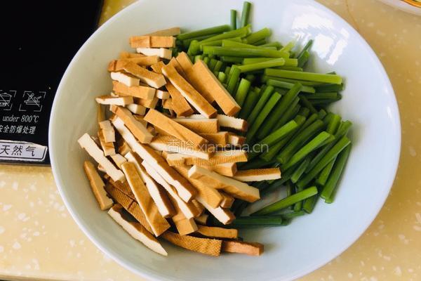 韭菜苔炒豆干的做法图解1