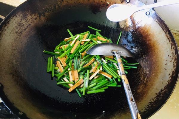 韭菜苔炒豆干的做法图解3