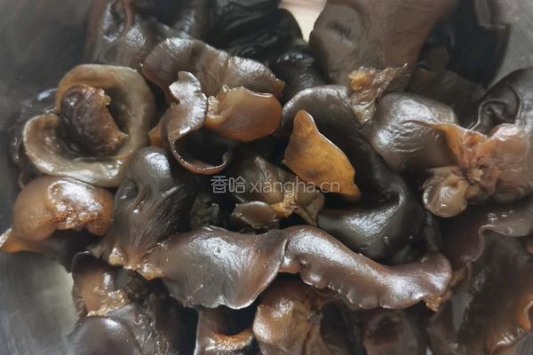 西芹木耳炒肉的做法图解2