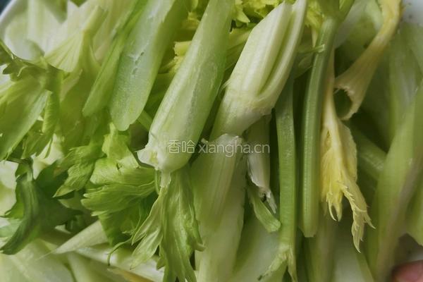 西芹木耳炒肉的做法图解1