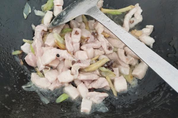 西芹木耳炒肉的做法图解6