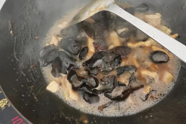 西芹木耳炒肉的做法图解7