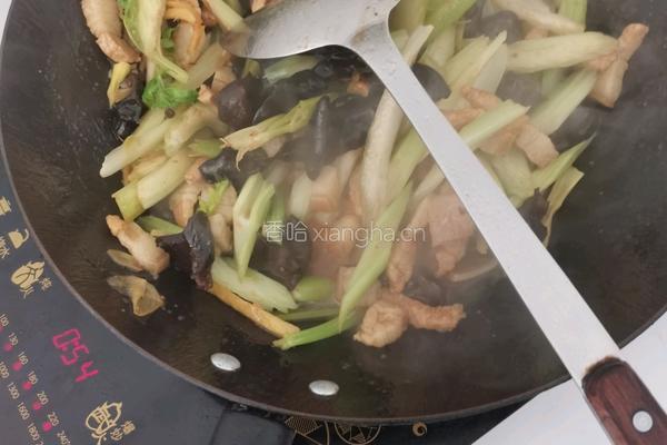 西芹木耳炒肉的做法图解8