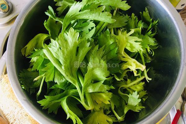 蒸芹菜叶的做法图解1