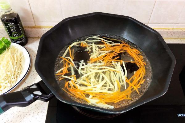 虾仁拌食蔬的做法图解3