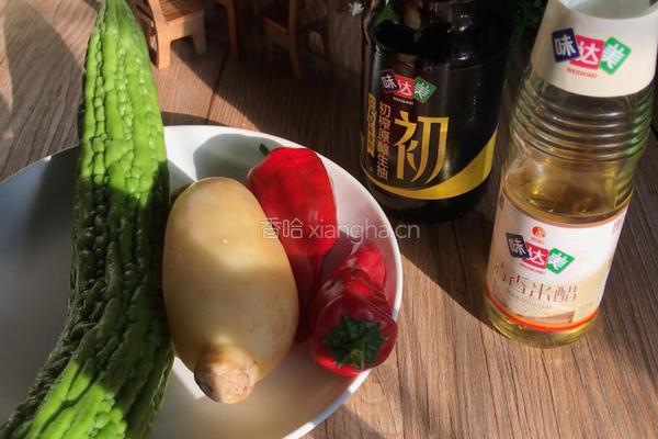 莲藕炒苦瓜的做法图解1