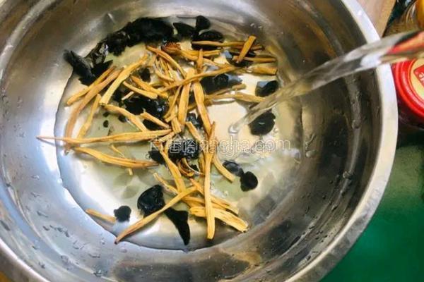 酸辣肉丝汤的做法图解1
