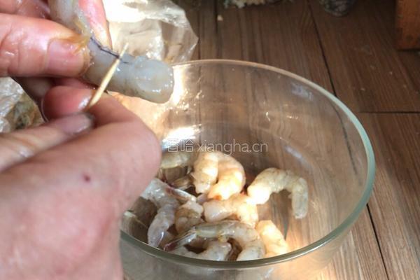 丝瓜炒虾仁的做法图解1