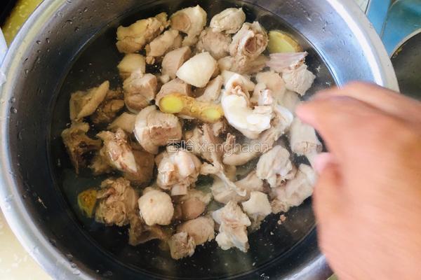 砂锅啤酒鸭的做法图解3