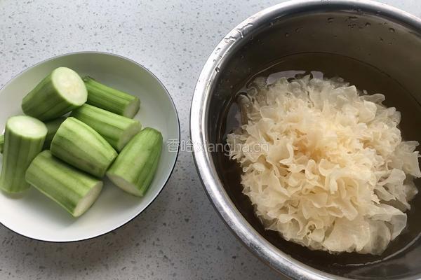 丝瓜银耳的做法图解1