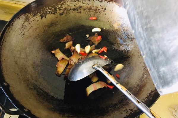 青蒜炒腊肉的做法图解2