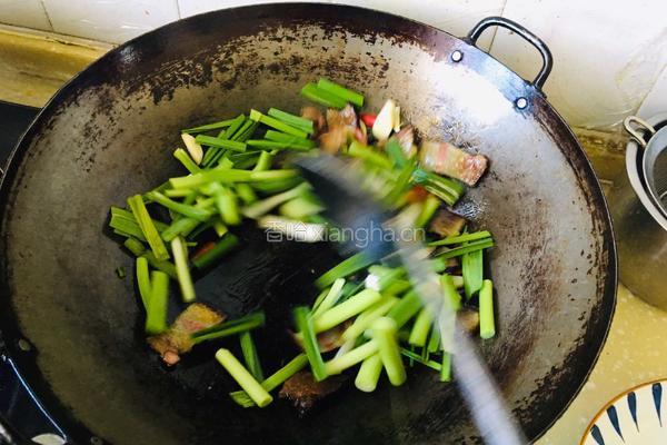 青蒜炒腊肉的做法图解3